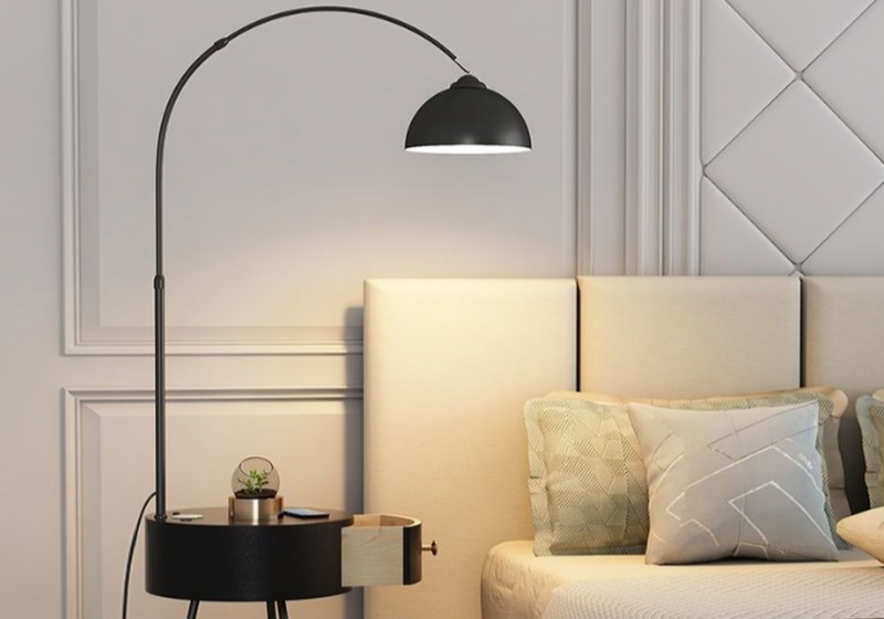 Integrated vertical desk lamp
