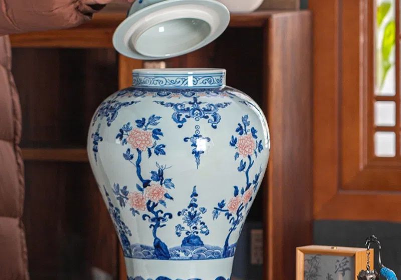 Pure hand-painted blue and white glazed red general jar