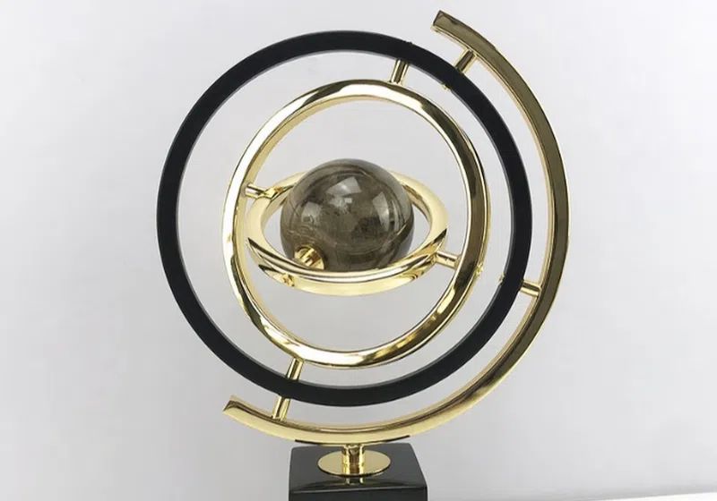 Minimalist globe